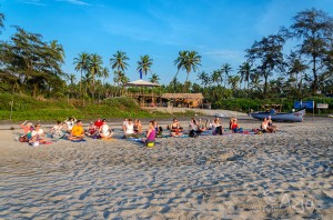 Zajęcia jogi na plaży Arambol. Goa